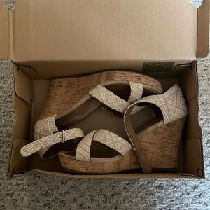 TOMS strappy wedge in natural diamond woven, 6.5